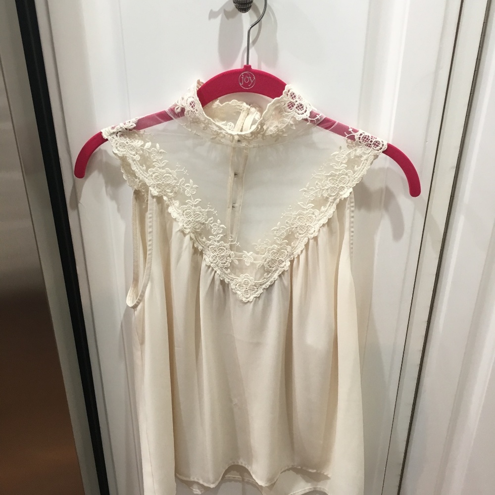 Sleeveless lace cream top with collar